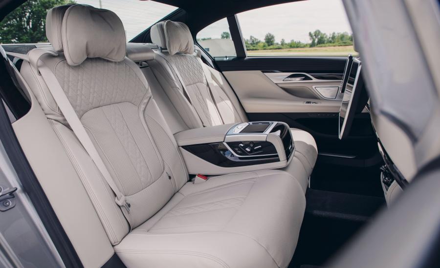 Интерьер BMW 745e xDrive M Sport (G11) 2019 года  (NA) (фото 13 из 32)